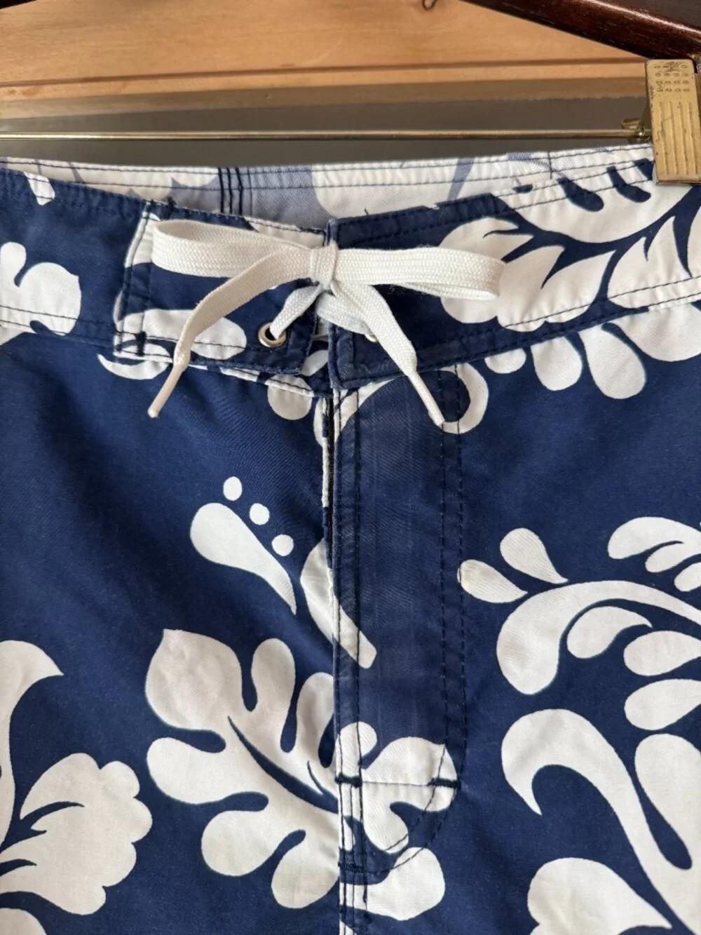 Vintage 90s / 00s Quiksilver Hawaiian Floral Boardshorts Navy White Size 34